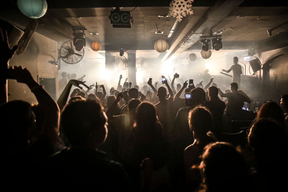 候车室长椅上那些歪着的脑袋